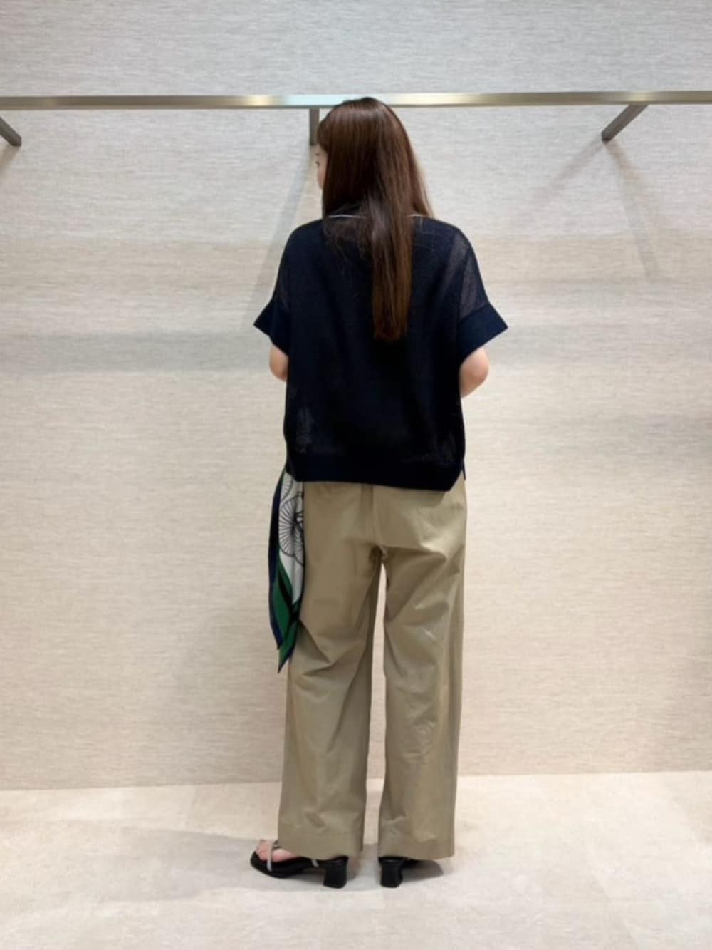 ブルー系のニット/セーター、グリーン系のチノパンツ、グリーン系のストール/ショールを着用したレディースの春コーディネートの5枚目の写真