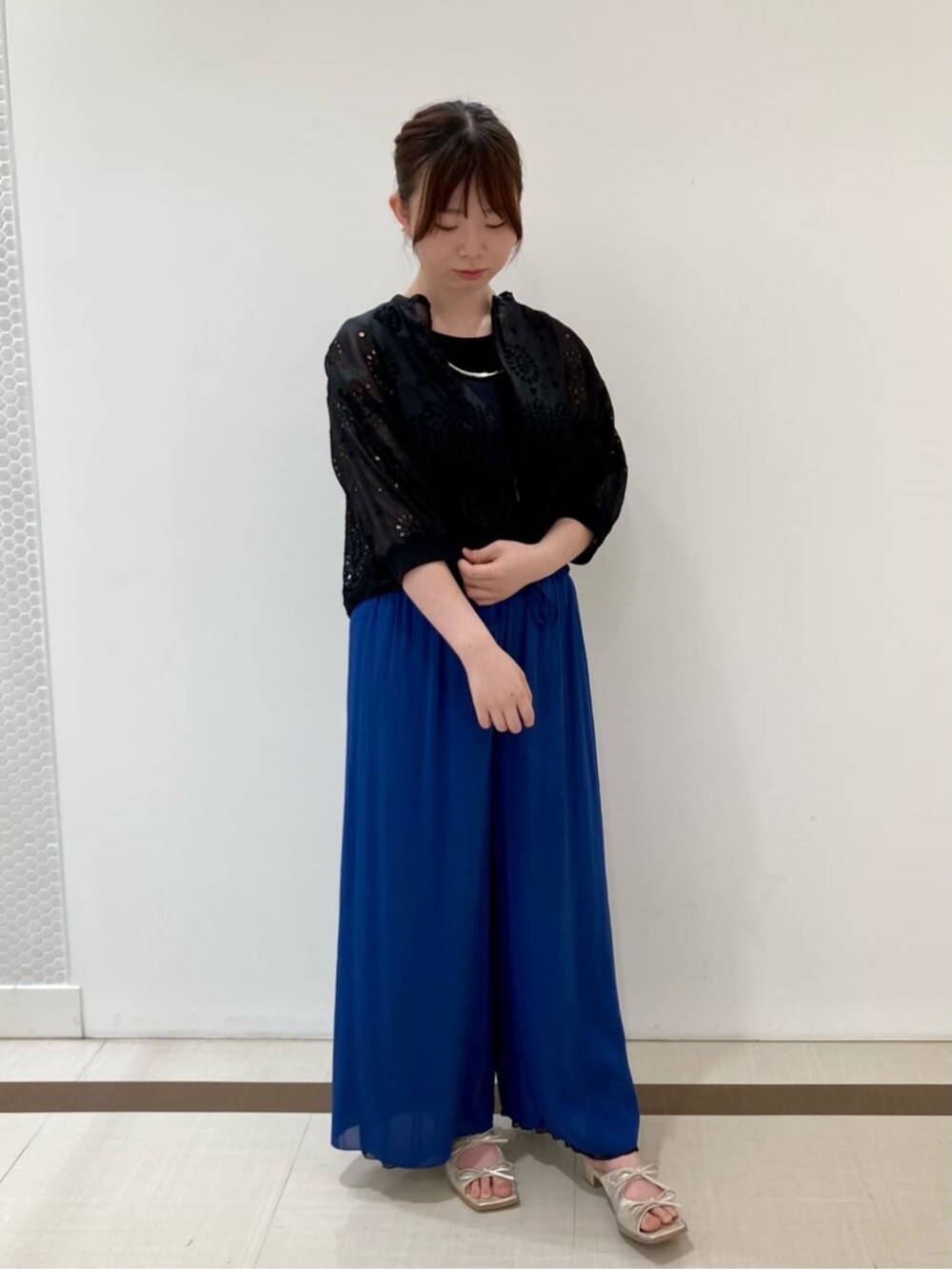 ブルー系のその他パンツを着用したレディースの夏コーディネートの2枚目の写真