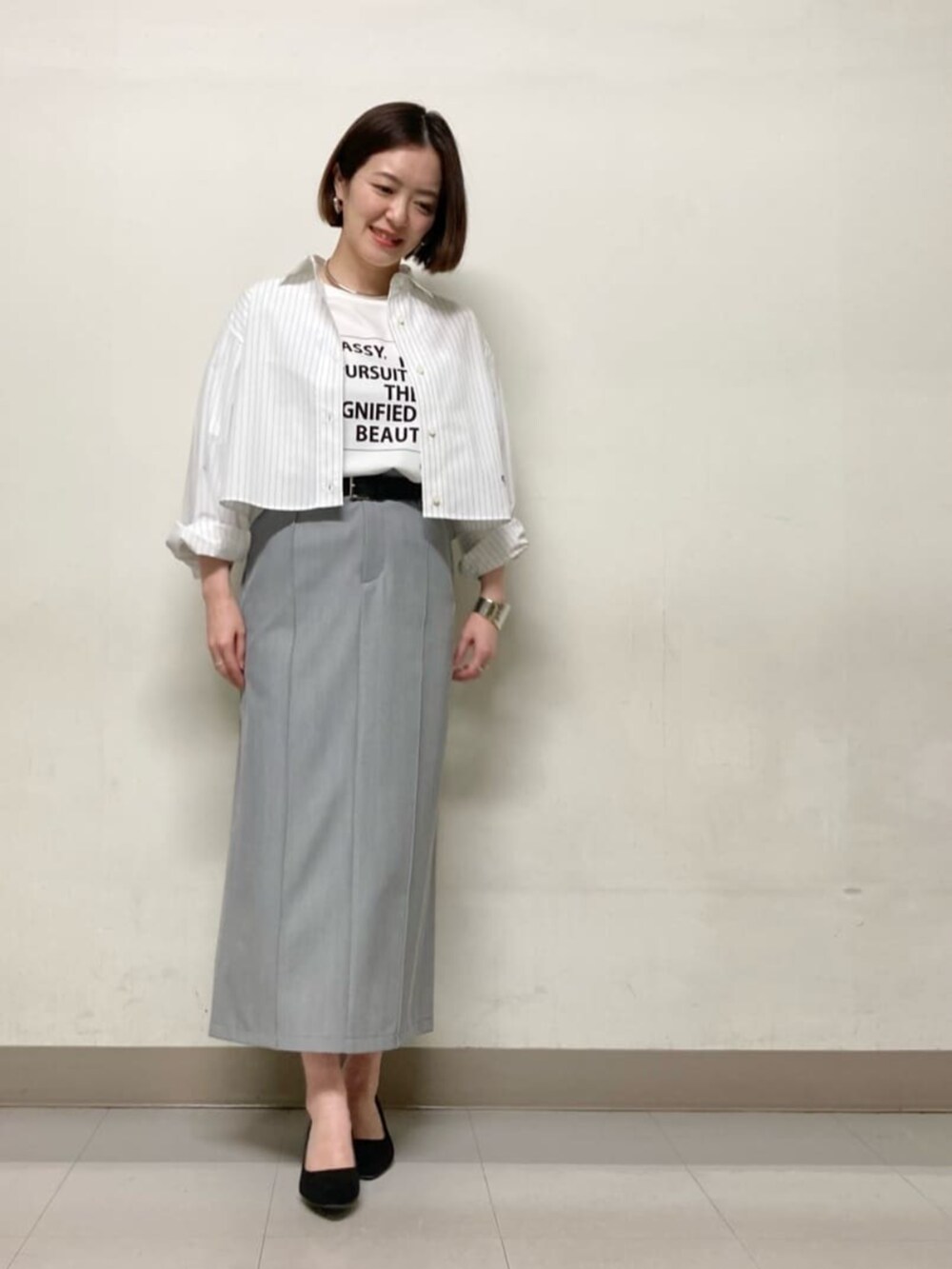 ホワイト系のTシャツ/カットソー、ホワイト系のシャツ/ブラウス、グレー系のスカートを着用したレディースの夏コーディネートの3枚目の写真