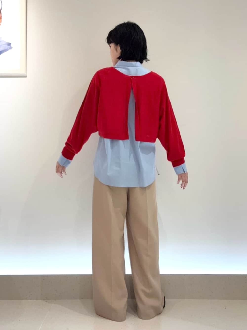 ブラック系のその他シューズ、イエロー系のその他パンツ、レッド系のアンサンブルを着用したレディースの秋コーディネートの5枚目の写真