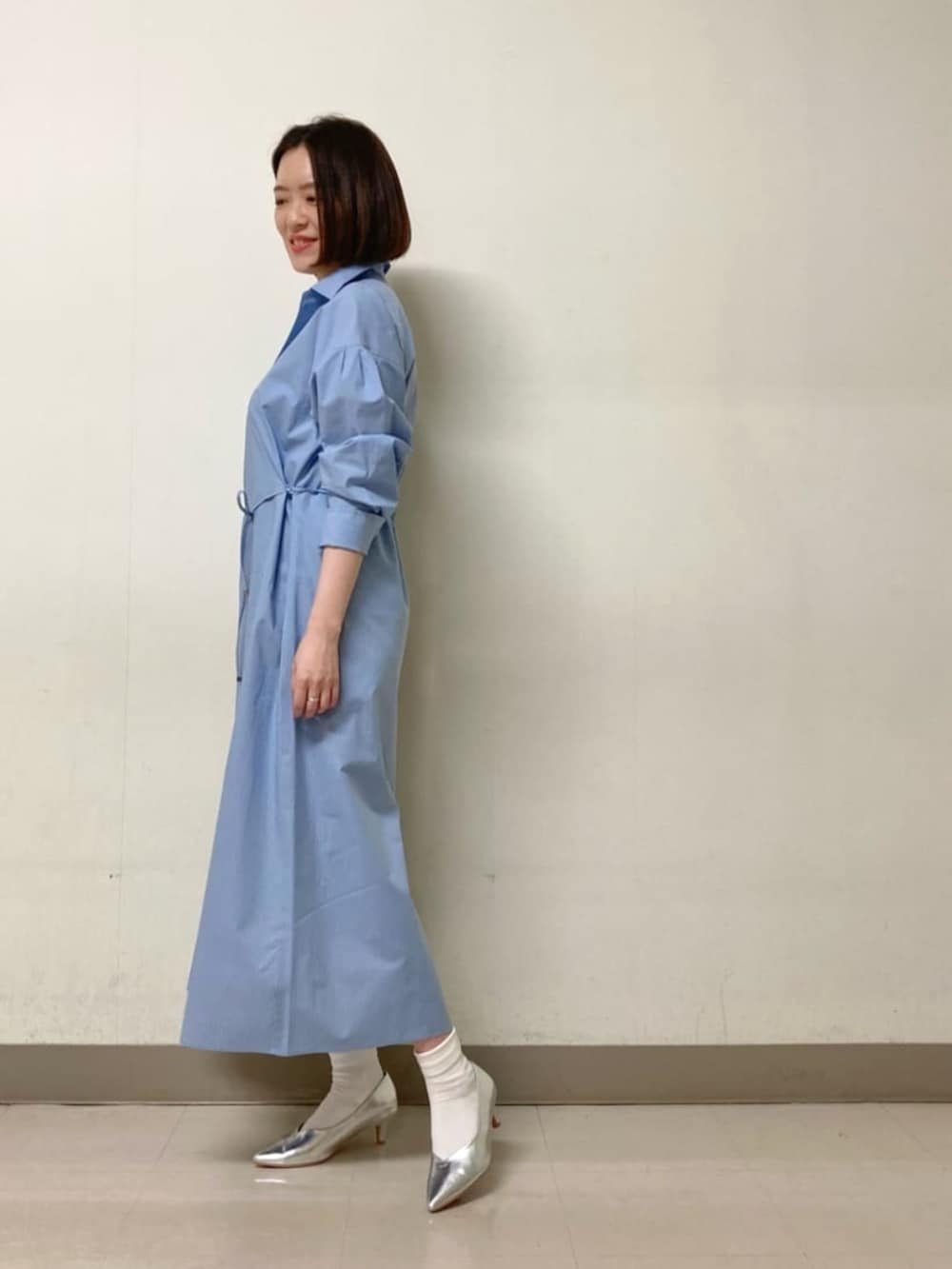 ブルー系のセットアップ、ブルー系のシャツワンピース、シルバー系のタンクトップを着用したレディースの春コーディネートの9枚目の写真