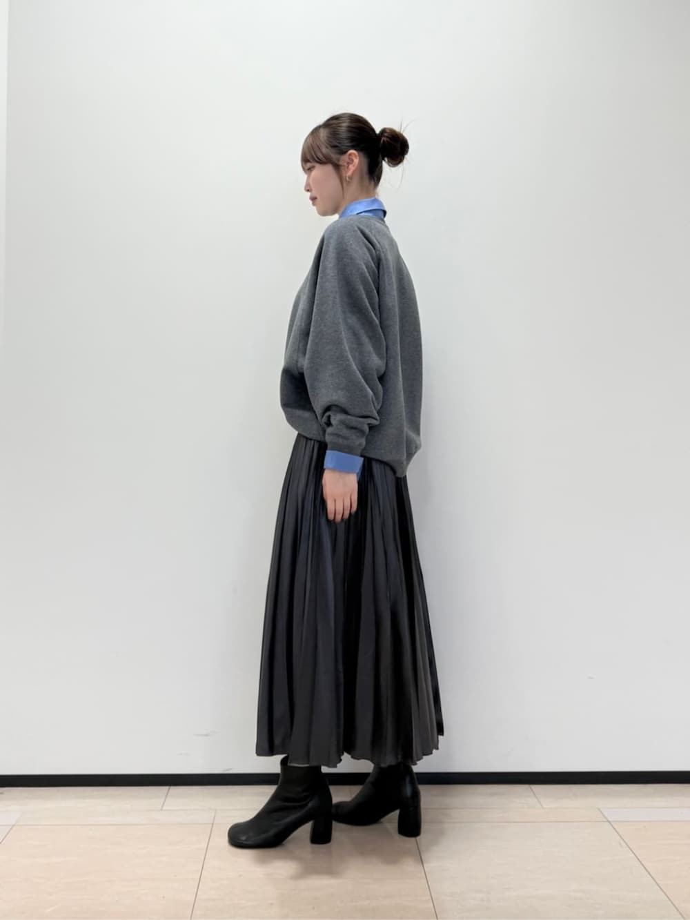 ブルー系のその他アウター、グレー系のスカート、ブラック系のブーツを着用したレディースの秋コーディネートの5枚目の写真