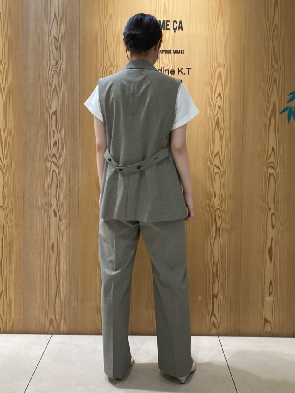 シルバー系のパンプス、ホワイト系のTシャツ/カットソー、ブラック系のベストを着用したレディースの夏コーディネートの5枚目の写真