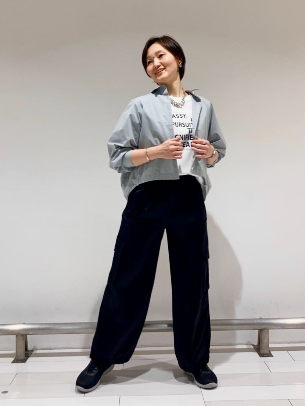 ホワイト系のTシャツ/カットソー、グレー系のブルゾン、ブラック系のその他パンツを着用したレディースの春コーディネートの3枚目の写真