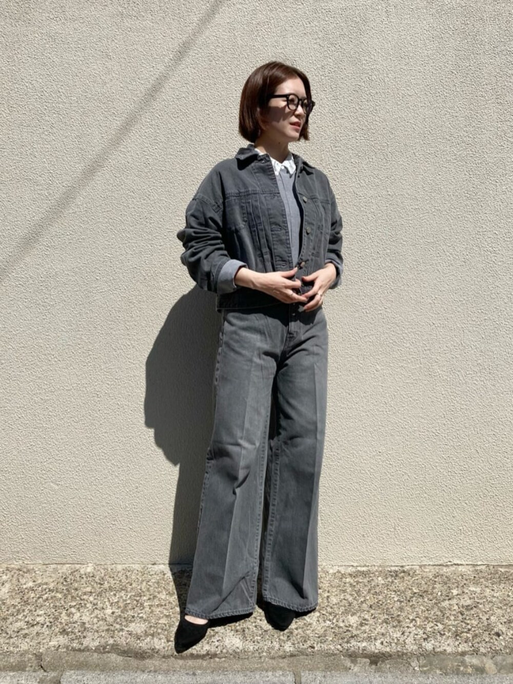 グレー系のシャツ/ブラウス、グレー系のデニムジャケット、グレー系のデニムパンツを着用したレディースの秋コーディネートの2枚目の写真