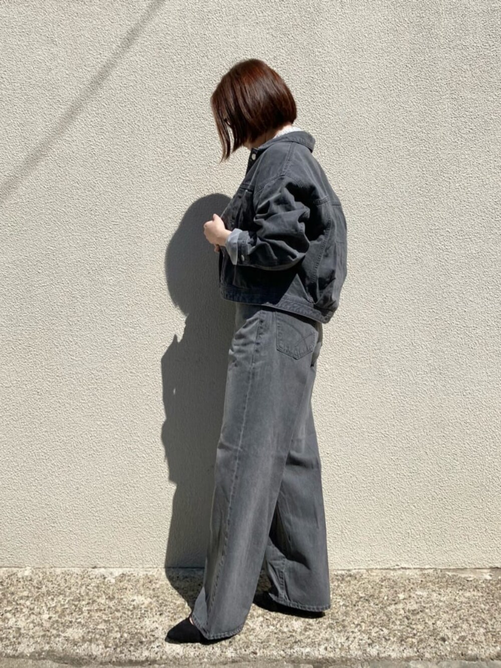 グレー系のシャツ/ブラウス、グレー系のデニムジャケット、グレー系のデニムパンツを着用したレディースの秋コーディネートの7枚目の写真