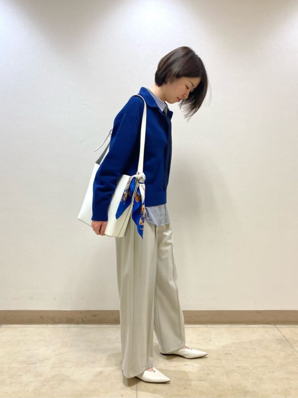 ブルー系のニット/セーター、ベージュ系のその他パンツ、ホワイト系のパンプスを着用したレディースの冬コーディネートの3枚目の写真