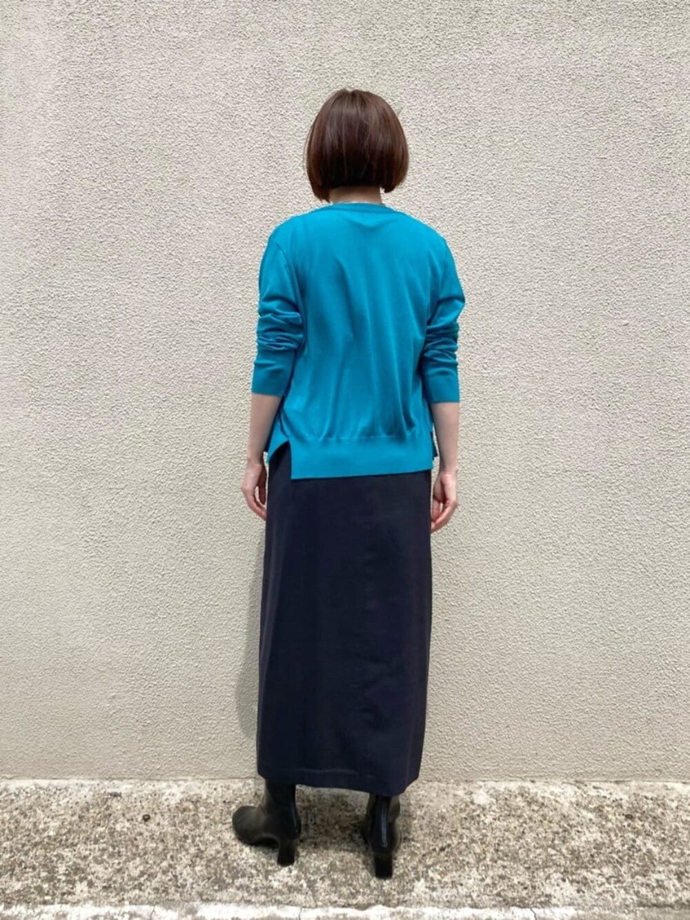 グリーン系のカーディガン/ボレロ、シルバー系のタンクトップを着用したレディースの秋コーディネートの5枚目の写真