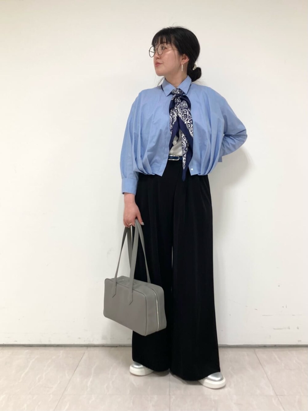 ブルー系のシャツ/ブラウス、ホワイト系のTシャツ/カットソー、ブラック系のパンツを着用したレディースの春コーディネートの2枚目の写真