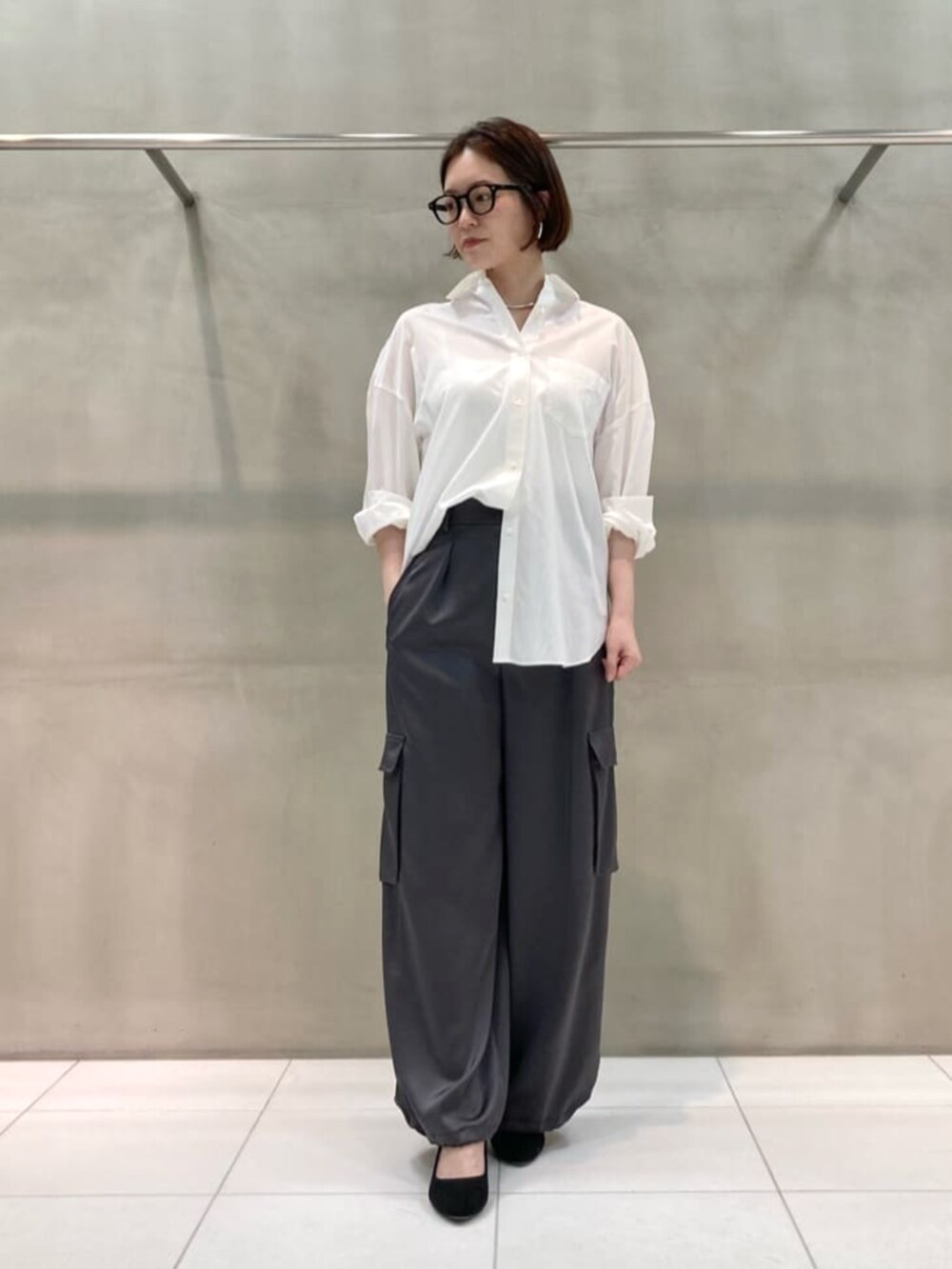 グレー系のその他パンツ、ホワイト系のシャツ/ブラウスを着用したレディースの夏コーディネートの3枚目の写真