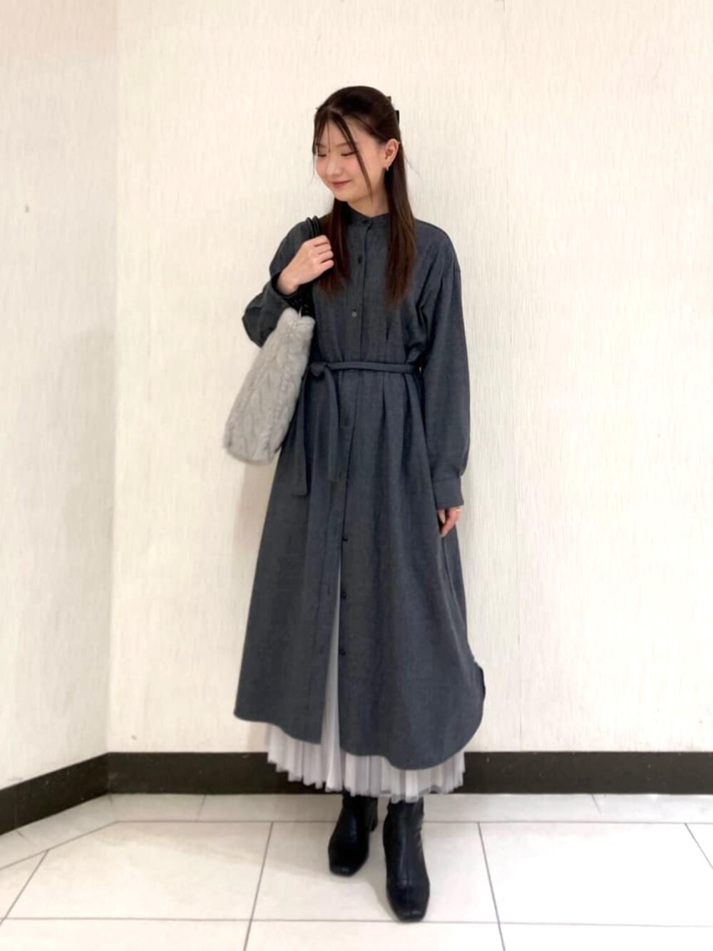 グレー系のスカート、グレー系のワンピース、グレー系のトートバッグを着用したレディースの秋コーディネートの2枚目の写真