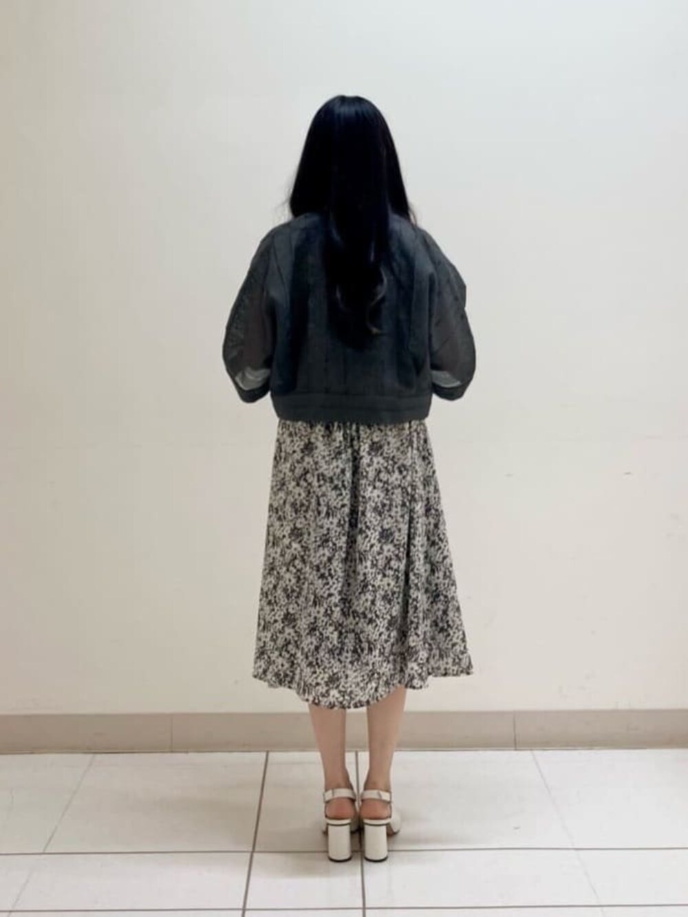 ホワイト系のサンダル、グレー系のワンピースを着用したレディースの夏コーディネートの3枚目の写真