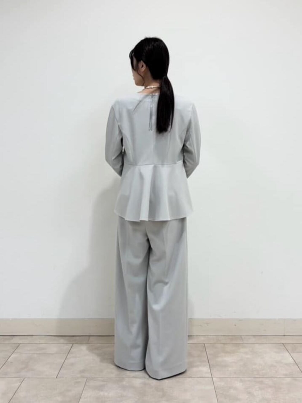 グレー系のTシャツ/カットソー、グレー系のその他パンツ、ホワイト系のネックレスを着用したレディースの春コーディネートの3枚目の写真