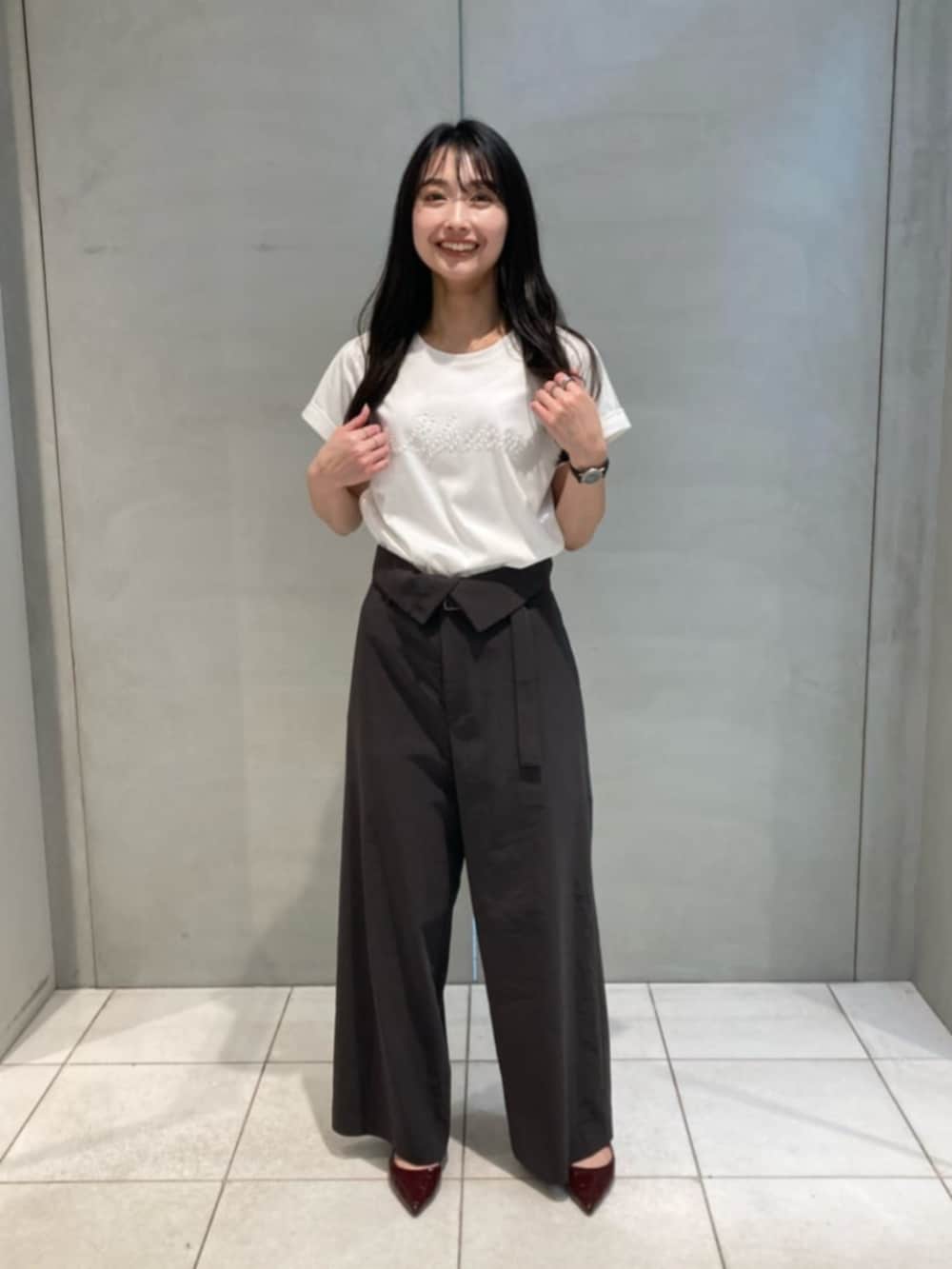 グレー系のテーラードジャケット、グレー系のその他パンツ、ホワイト系のTシャツ/カットソーを着用したレディースの春コーディネートの4枚目の写真