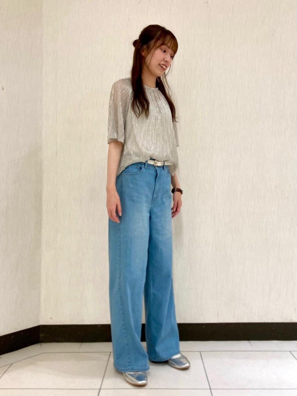 シルバー系のTシャツ/カットソー、ブルー系のデニムパンツを着用したレディースの夏コーディネートの3枚目の写真