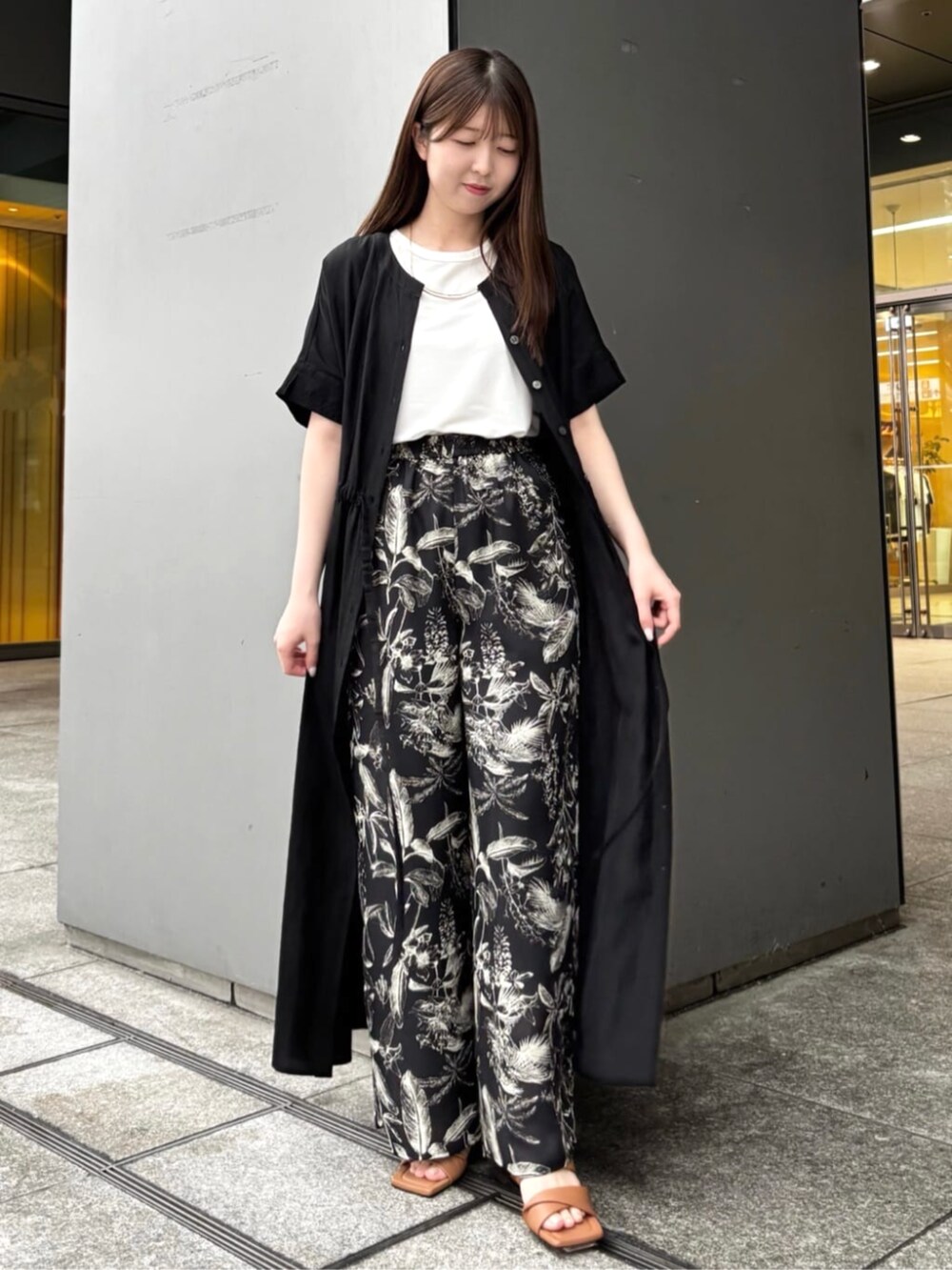 ブラック系のその他パンツ、ホワイト系のタンクトップ、ブラック系のシャツ/ブラウスを着用したレディースの夏コーディネートの2枚目の写真