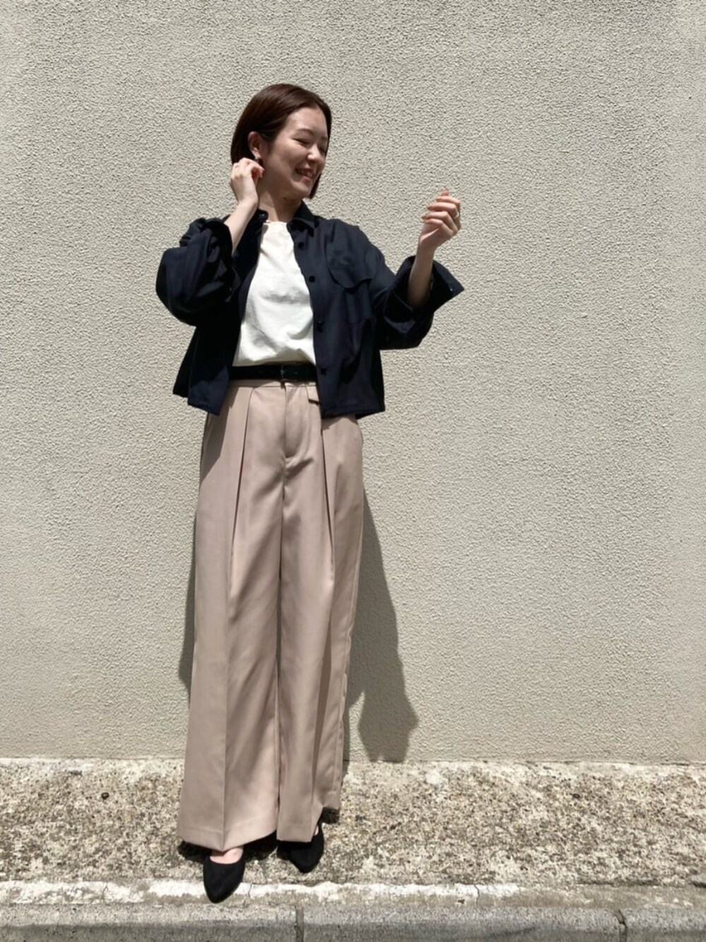 ブルー系のその他アウター、イエロー系のその他パンツ、ホワイト系のTシャツ/カットソーを着用したレディースの秋コーディネートの4枚目の写真