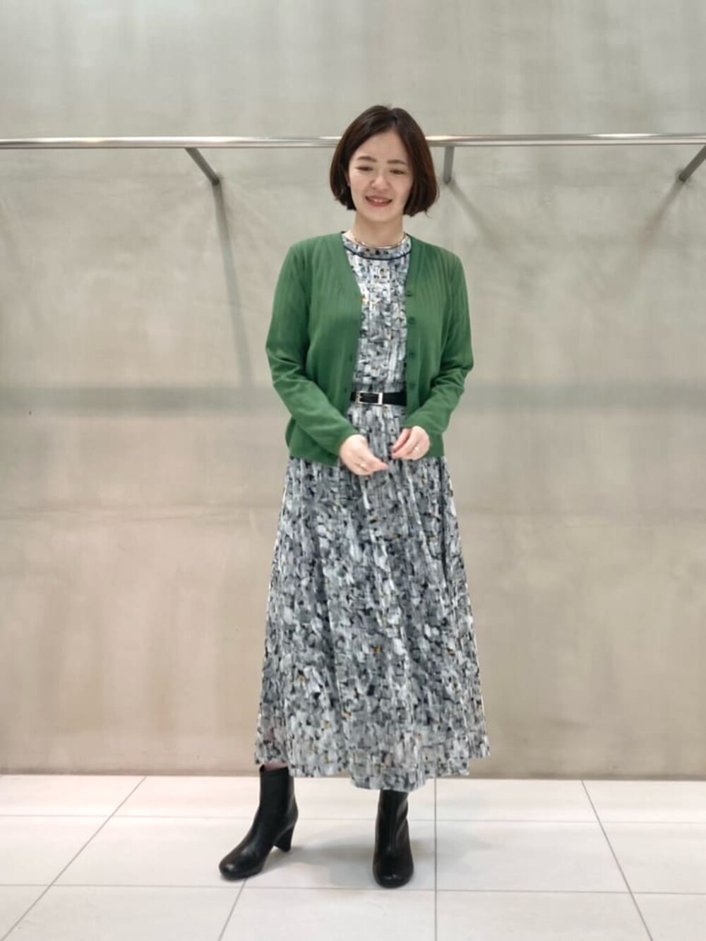 ブラック系のワンピース、グリーン系のカーディガン/ボレロを着用したレディースの春コーディネートの4枚目の写真