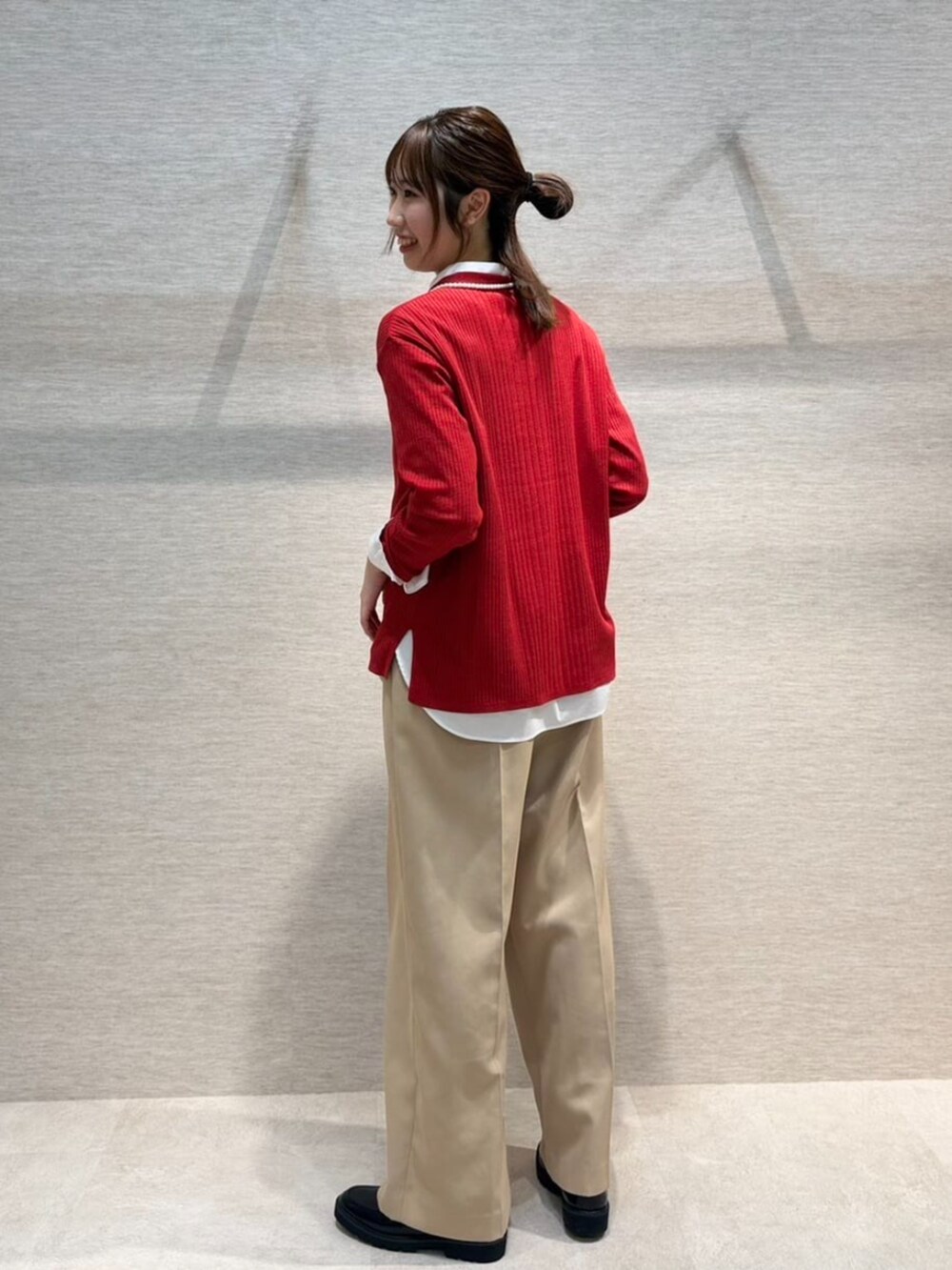 イエロー系のその他パンツ、レッド系のニット/セーター、グレー系のその他アウターを着用したレディースの冬コーディネートの5枚目の写真