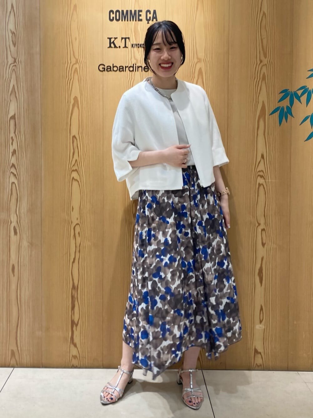 ブラウン系のスカート、ベージュ系のTシャツ/カットソーを着用したレディースの夏コーディネートの2枚目の写真