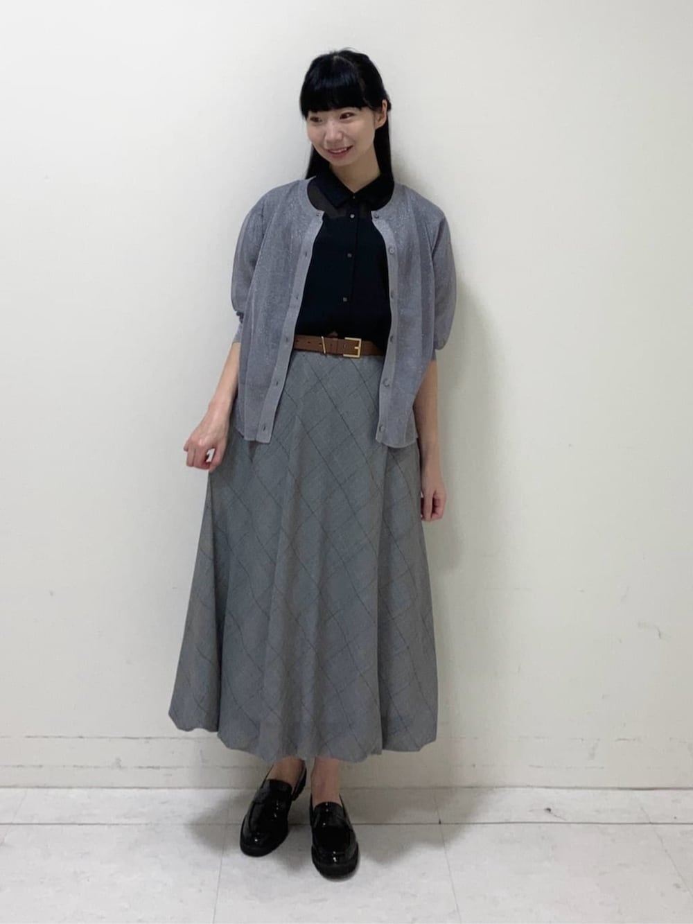 ブラック系のシャツ/ブラウス、グレー系のニット/セーターを着用したレディースの夏コーディネートの3枚目の写真