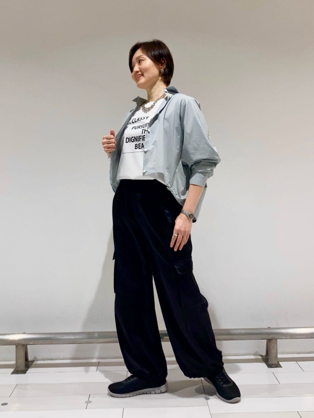 ホワイト系のTシャツ/カットソー、グレー系のブルゾン、ブラック系のその他パンツを着用したレディースの春コーディネートの2枚目の写真