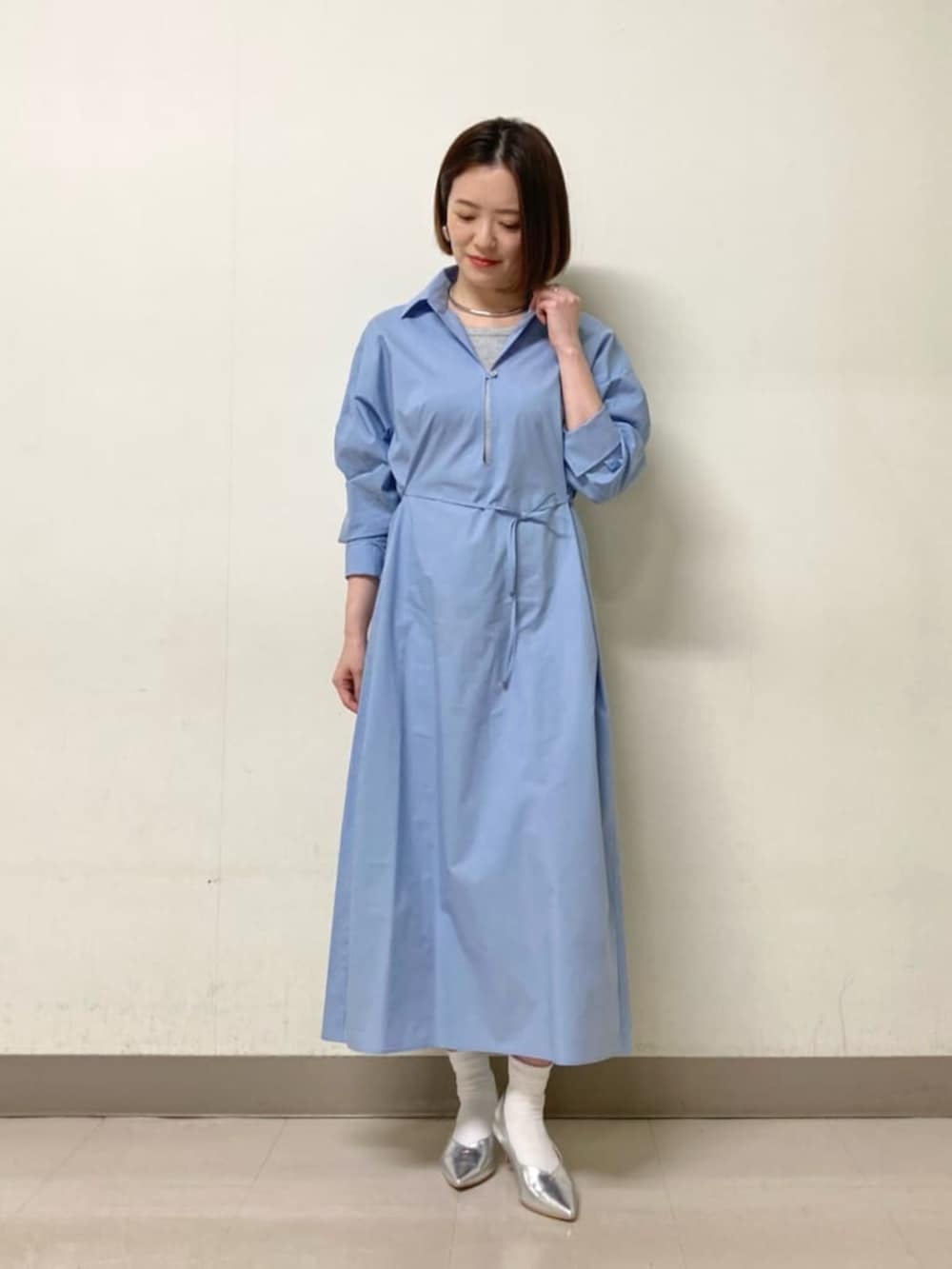 ブルー系のセットアップ、ブルー系のシャツワンピース、シルバー系のタンクトップを着用したレディースの春コーディネートの6枚目の写真