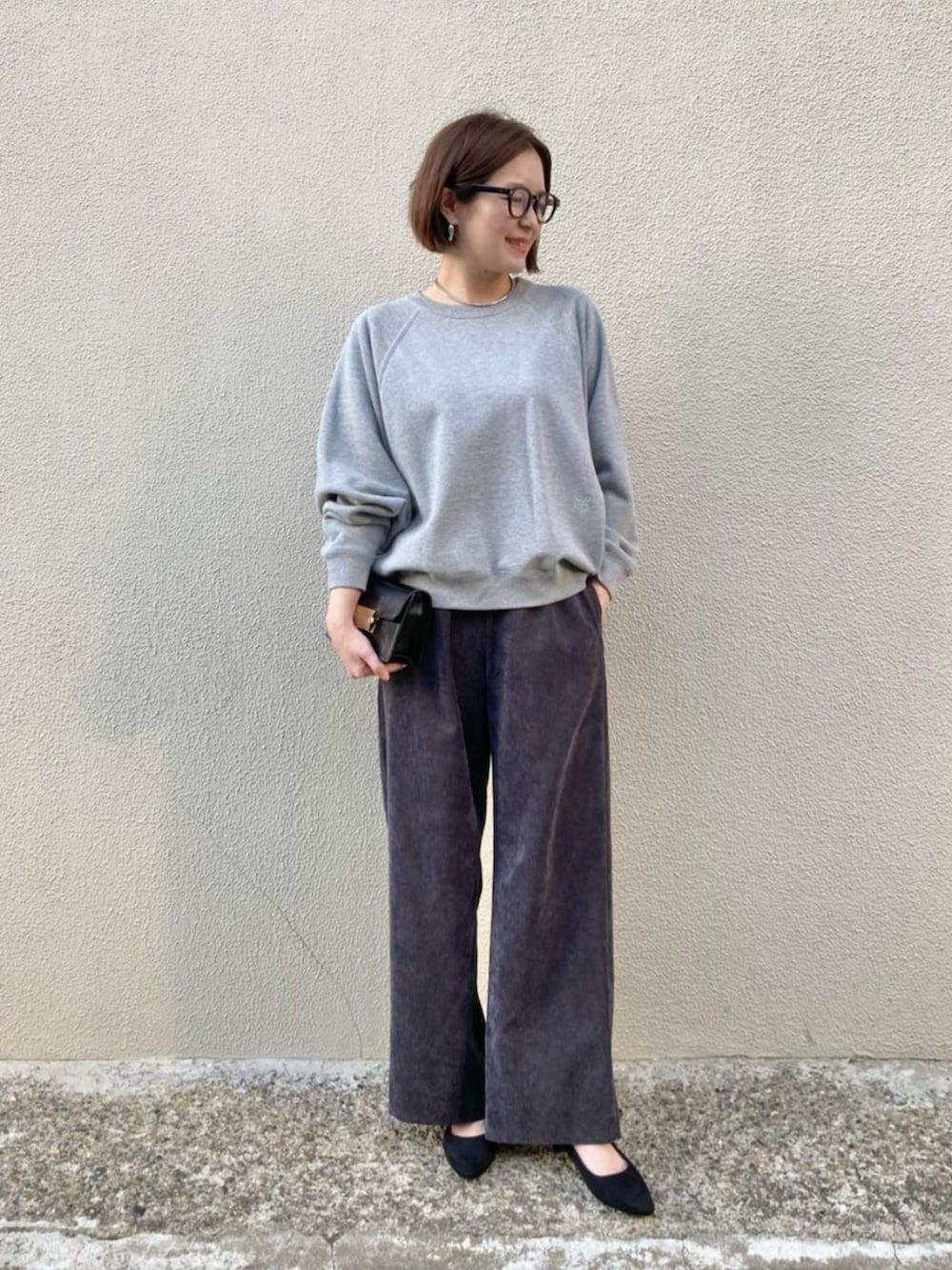 グレー系のベスト、グレー系のTシャツ/カットソー、グレー系のその他パンツを着用したレディースの秋コーディネートの9枚目の写真