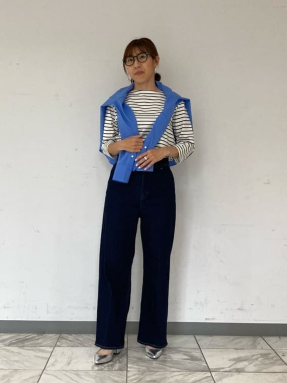 ブルー系のデニムパンツ、ブルー系のシャツ/ブラウス、ホワイト系のTシャツ/カットソーを着用したレディースの春コーディネートの2枚目の写真