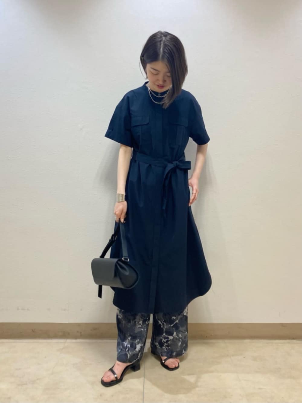 ブルー系のTシャツ/カットソー、ブルー系のその他パンツを着用したレディースの春コーディネートの4枚目の写真