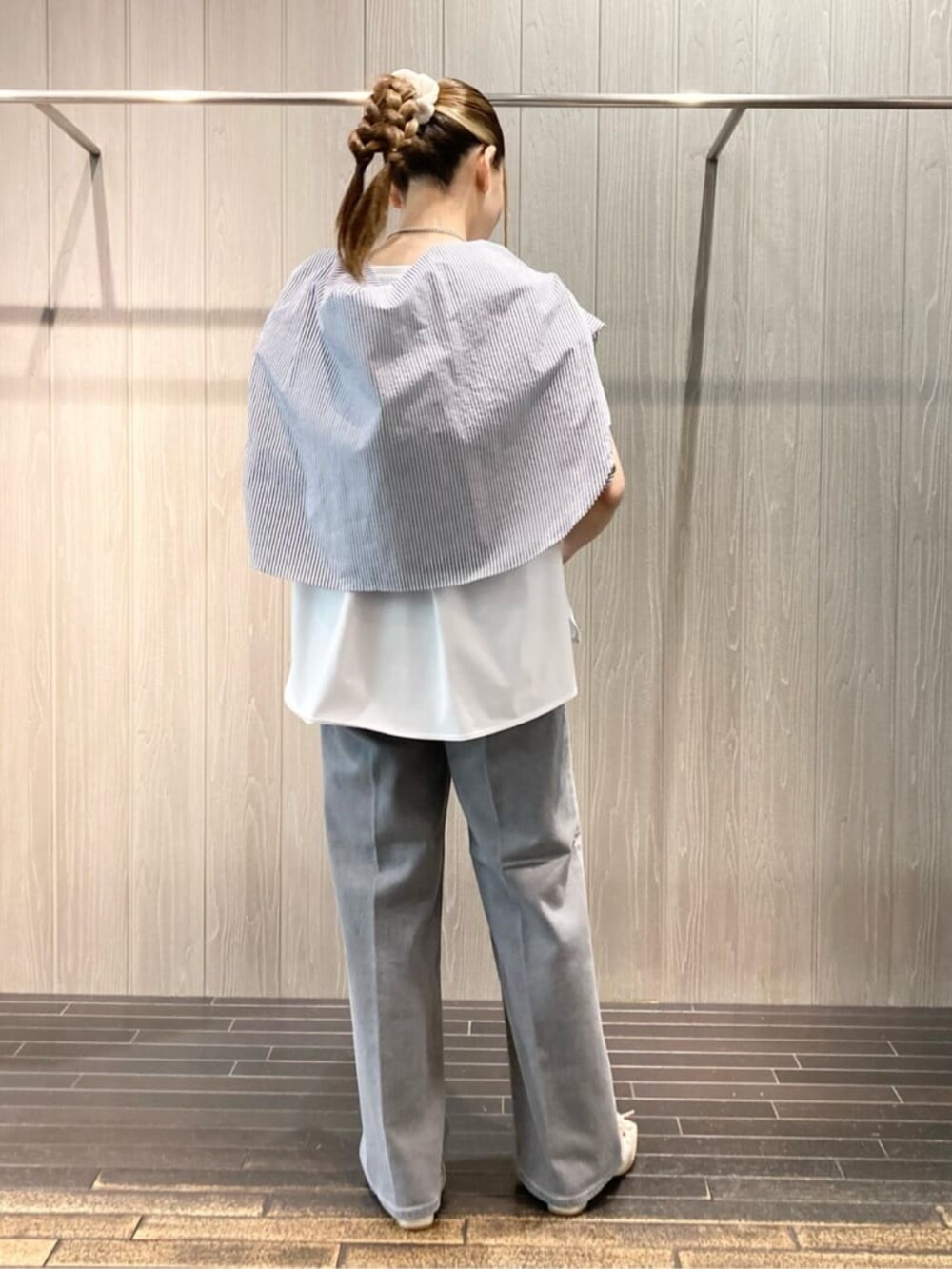 グレー系のデニムパンツ、ブルー系のシャツ/ブラウス、ホワイト系のトップスを着用したレディースの夏コーディネートの6枚目の写真