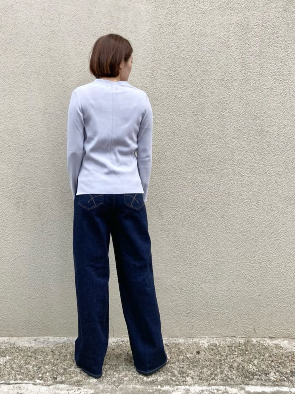 ブルー系のデニムパンツ、パープル系のカーディガン/ボレロ、ホワイト系のベルトを着用したレディースの夏コーディネートの6枚目の写真