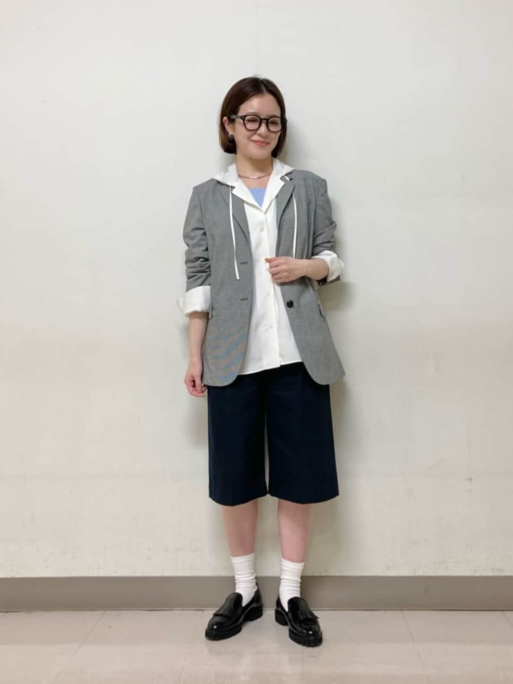 ホワイト系のシャツ/ブラウス、ブラック系のテーラードジャケット、ブルー系のその他パンツを着用したレディースの春コーディネートの4枚目の写真