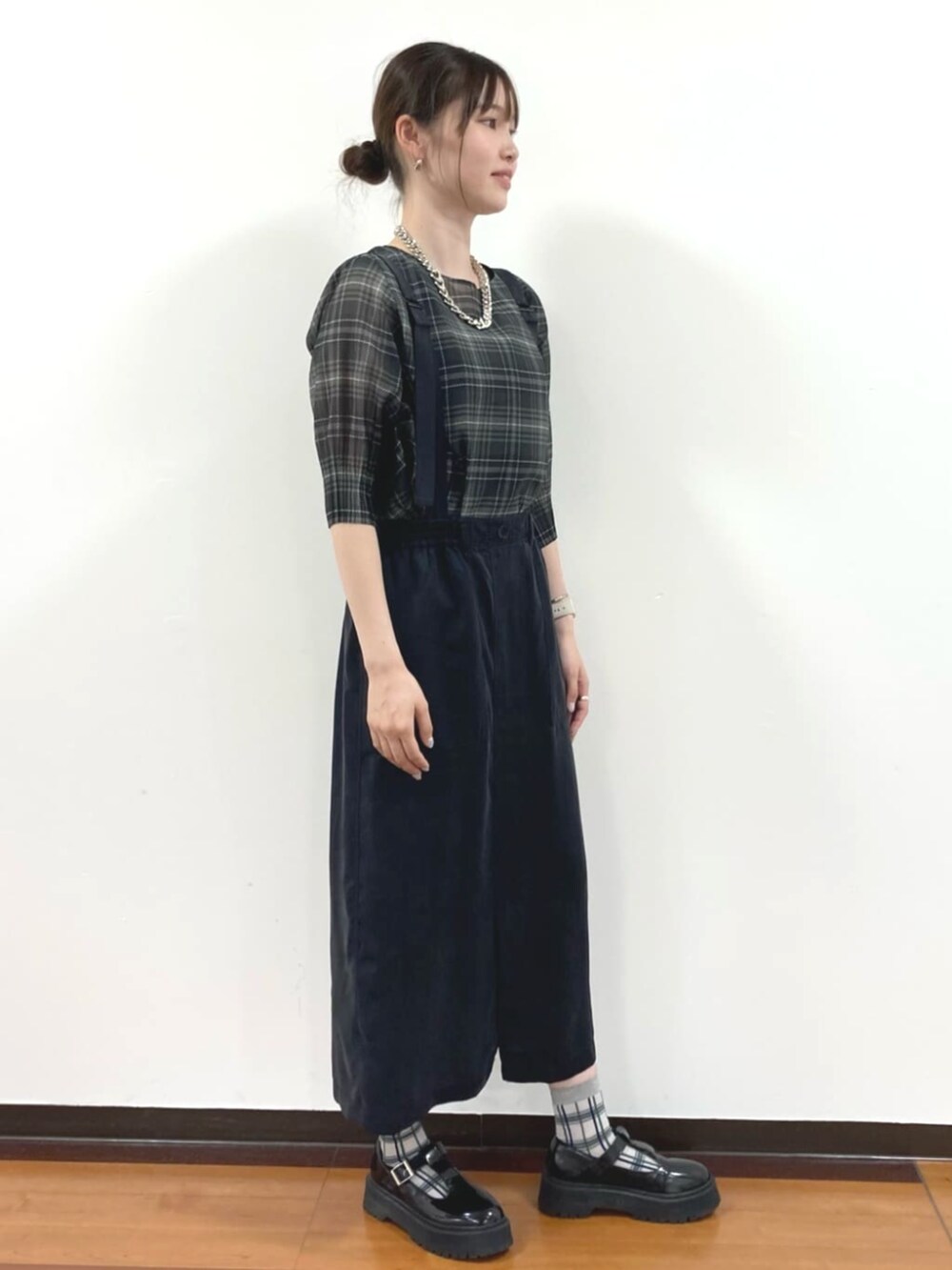 ブラック系のシャツ/ブラウス、ブラック系のワンピース/ドレス、シルバー系のアクセサリーを着用したレディースの春コーディネートの3枚目の写真