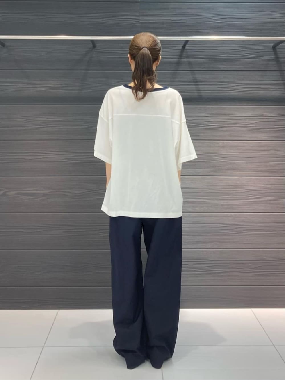 グレー系のサンダル、ホワイト系のTシャツ/カットソー、ブルー系のその他パンツを着用したレディースの夏コーディネートの8枚目の写真