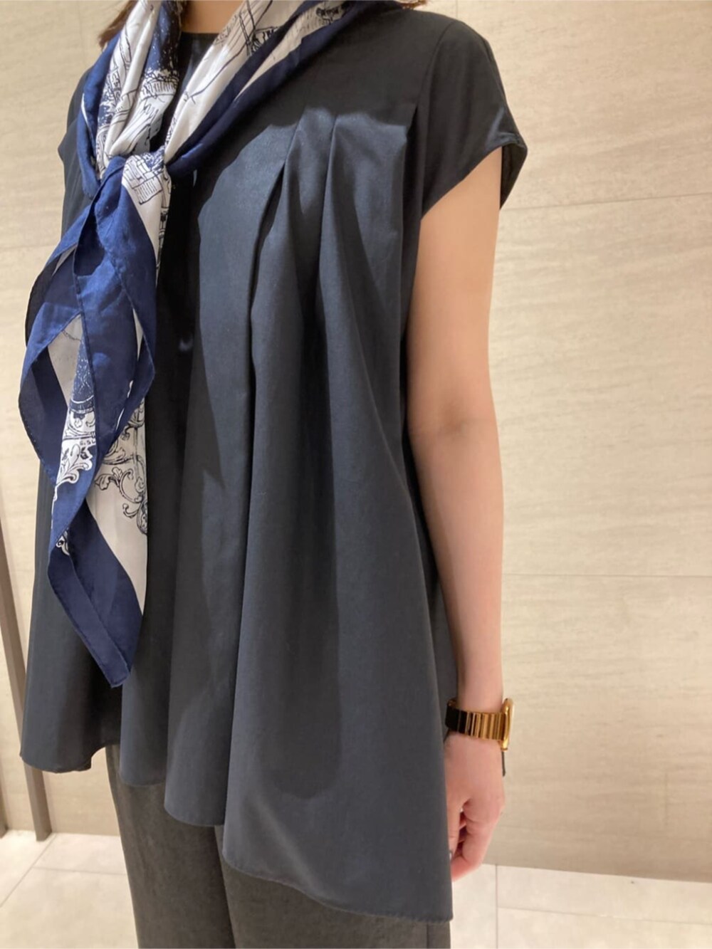 ブラウン系のその他パンツ、ブルー系のストール/ショールを着用したレディースの夏コーディネートの3枚目の写真