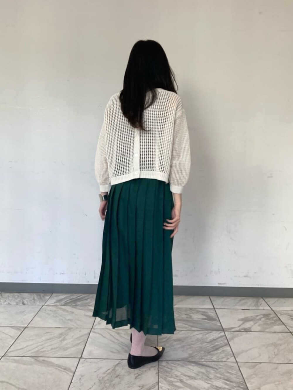 グリーン系のスカート、ブラウン系のストール/ショールを着用したレディースの春コーディネートの3枚目の写真