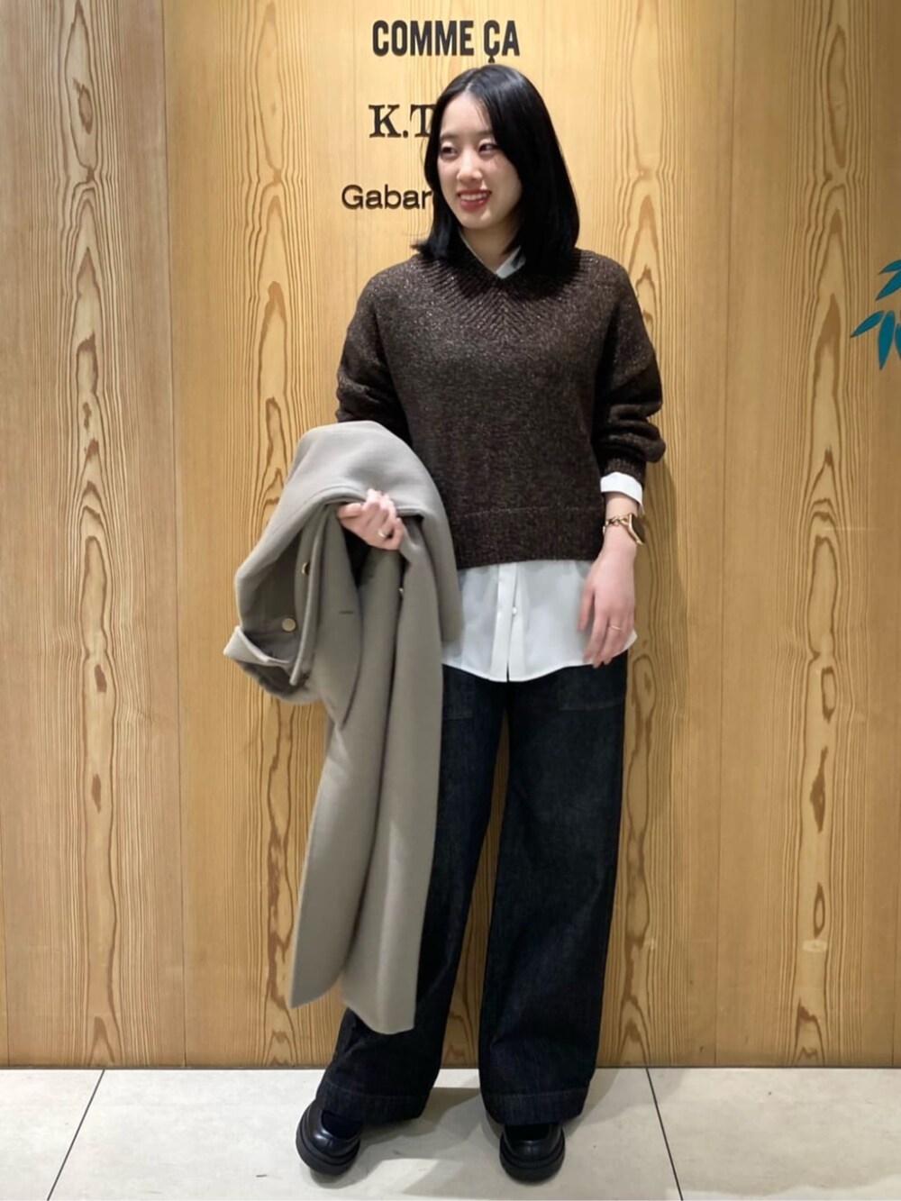 ホワイト系のシャツ/ブラウス、ブラック系のデニムパンツ、ブラウン系のトレンチコートを着用したレディースの冬コーディネートの5枚目の写真