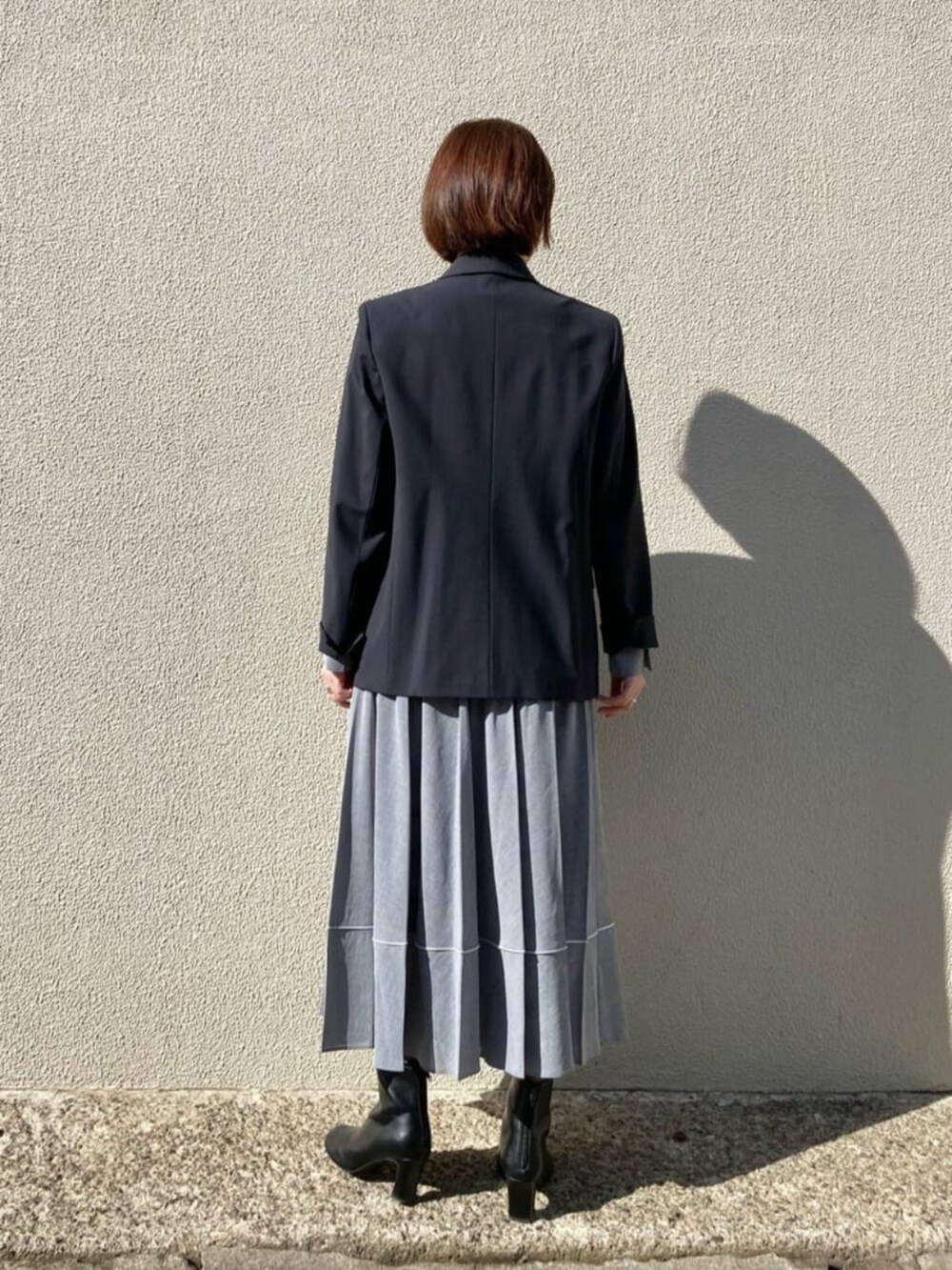 ブルー系のセットアップ、グレー系のシャツ/ブラウス、グレー系のスカートを着用したレディースの秋コーディネートの8枚目の写真