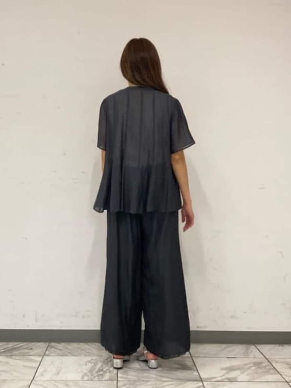グレー系のシャツ/ブラウス、ブラック系のその他パンツ、シルバー系のバングル/リストバンドを着用したレディースの春コーディネートの4枚目の写真