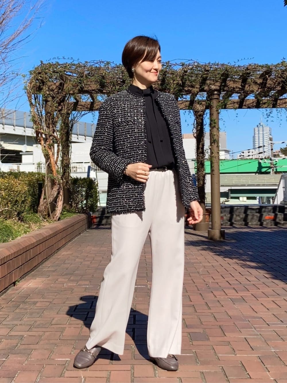 ブラック系のその他パンツ、ブラック系のシャツ/ブラウスを着用したレディースの冬コーディネートの2枚目の写真