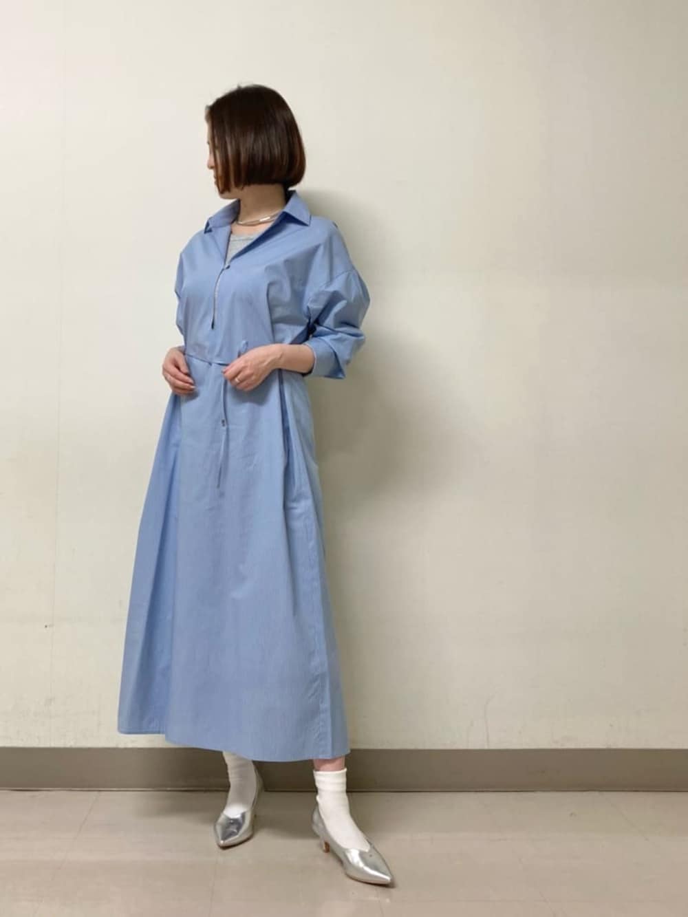 ブルー系のセットアップ、ブルー系のシャツワンピース、シルバー系のタンクトップを着用したレディースの春コーディネートの8枚目の写真