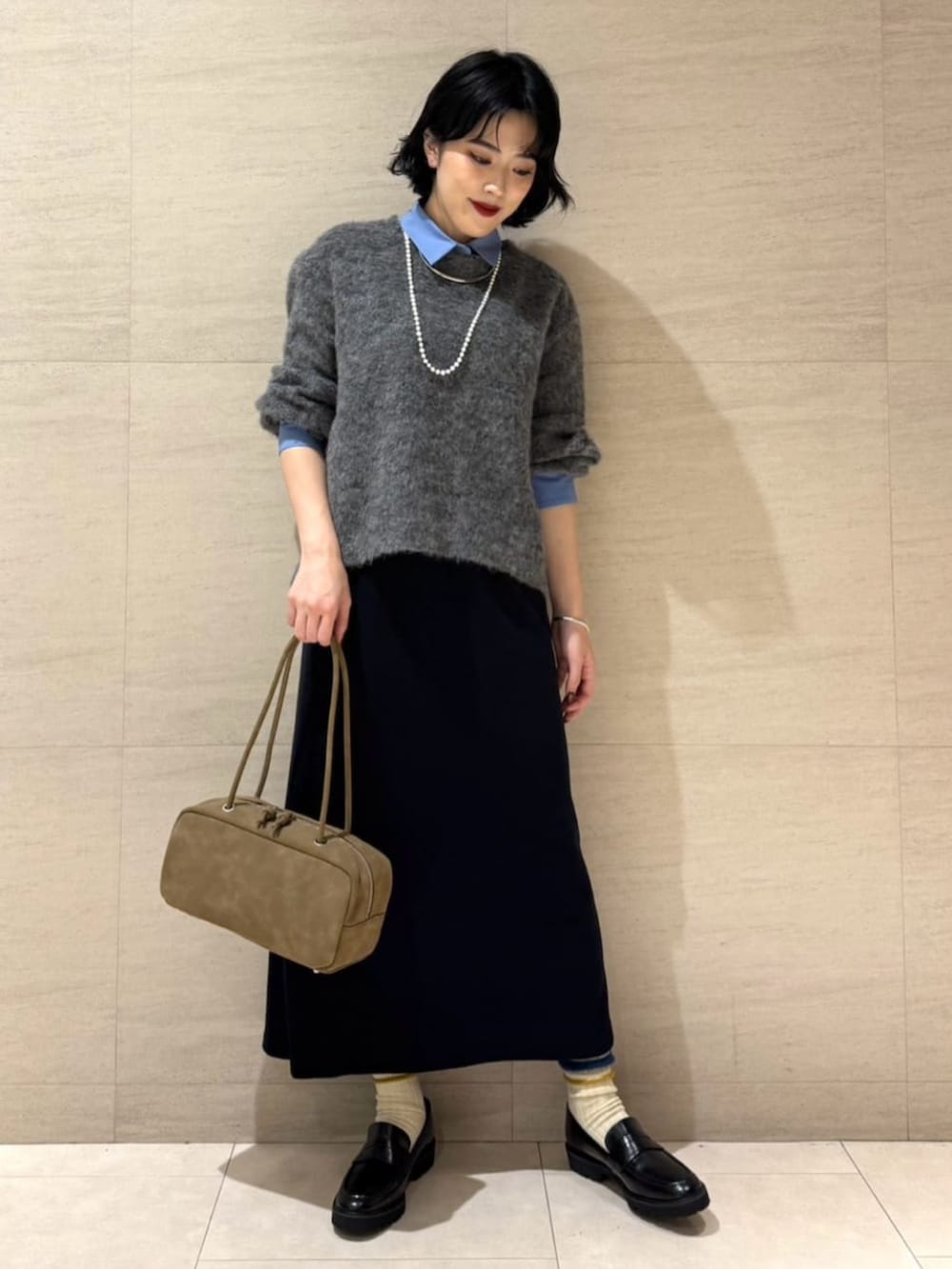 ブラック系のその他シューズ、グレー系のTシャツ/カットソー、ブラック系のスカートを着用したレディースの冬コーディネートの2枚目の写真