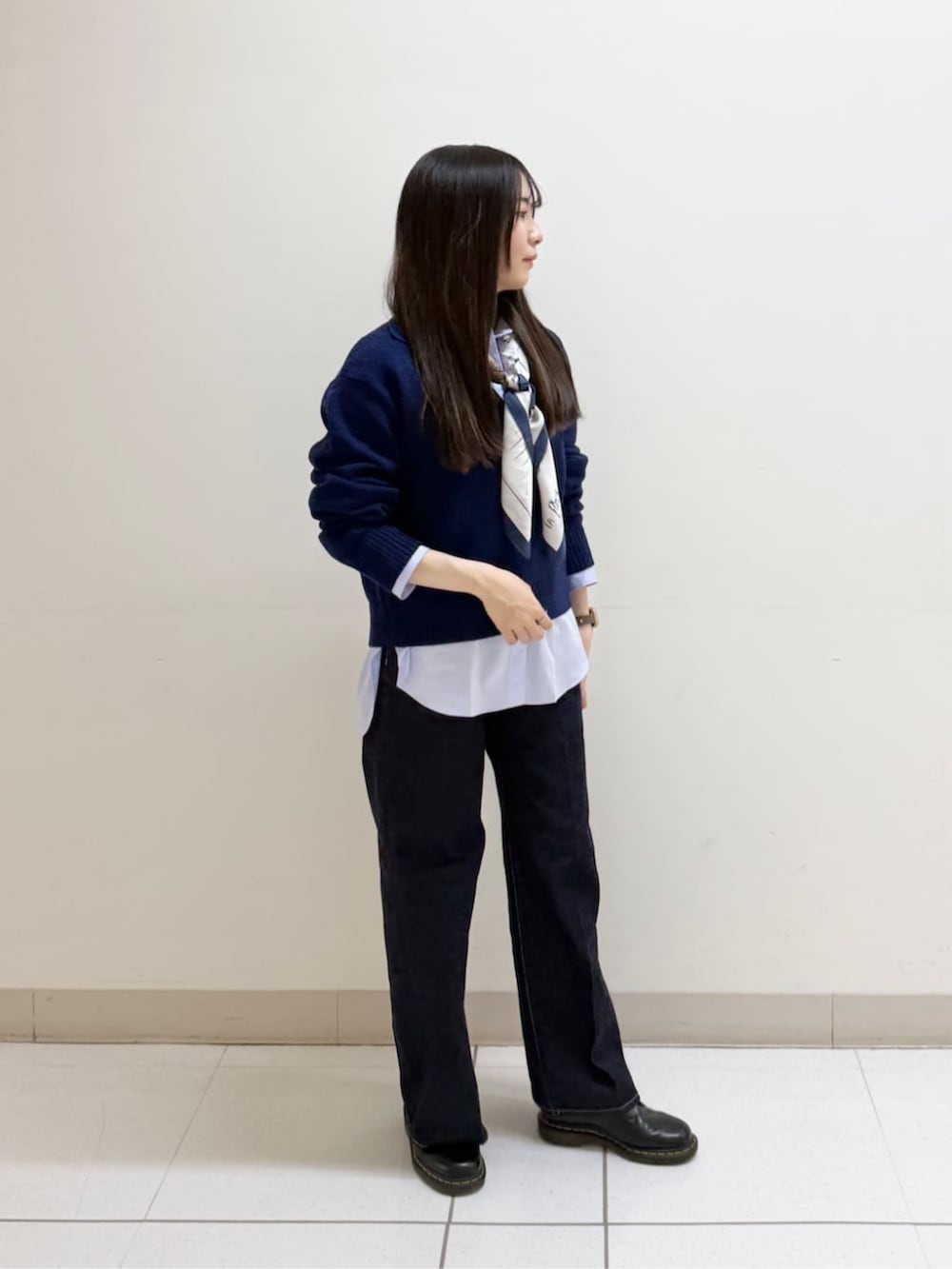 ブルー系のデニムパンツ、ブルー系のニット/セーター、ブルー系のシャツ/ブラウスを着用したレディースの冬コーディネートの2枚目の写真