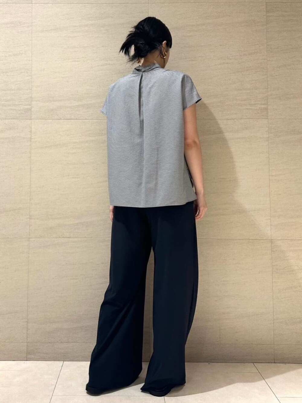 ホワイト系のシャツ/ブラウスを着用したレディースの夏コーディネートの4枚目の写真