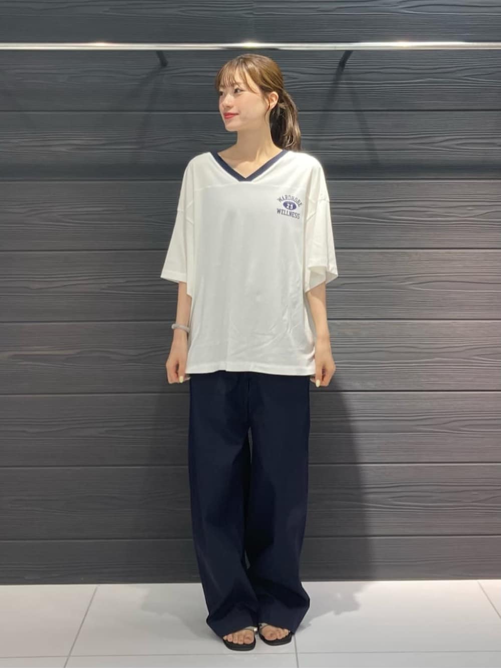 グレー系のサンダル、ホワイト系のTシャツ/カットソー、ブルー系のその他パンツを着用したレディースの夏コーディネートの5枚目の写真