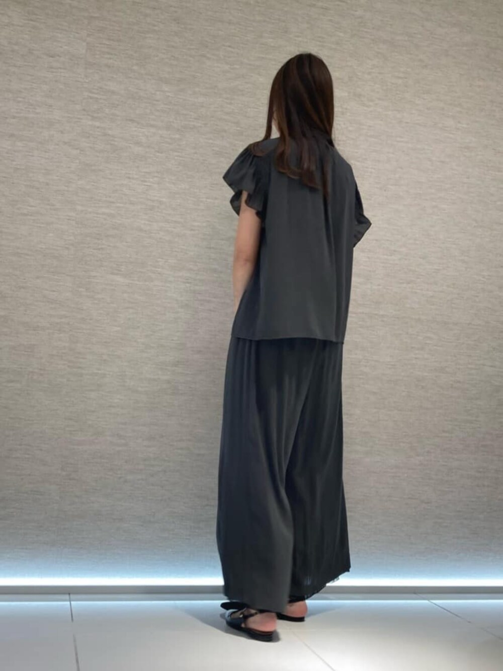 グレー系のその他パンツ、グレー系のシャツ/ブラウスを着用したレディースの夏コーディネートの2枚目の写真