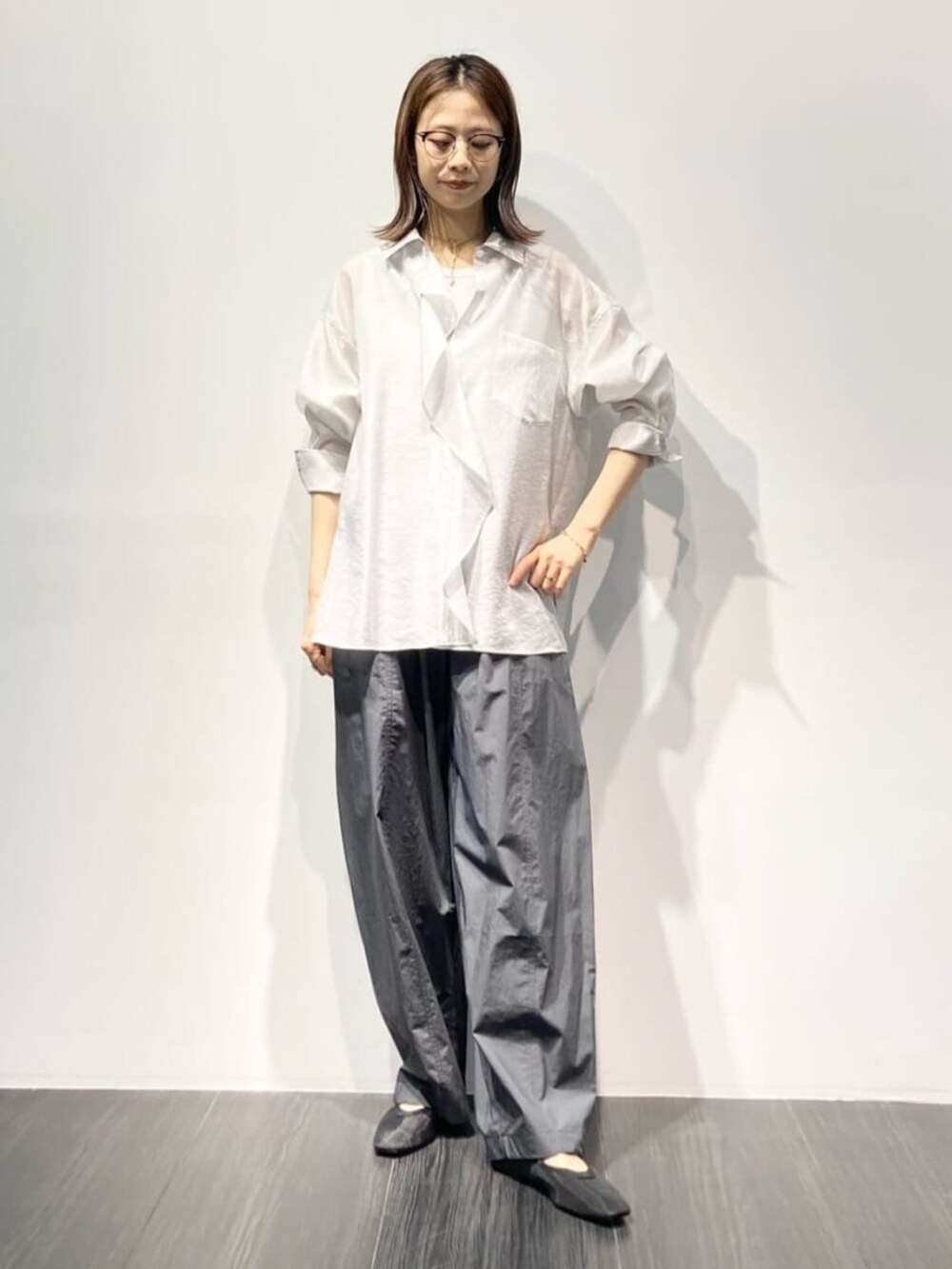 グレー系のその他パンツ、グレー系のシャツ/ブラウス、グレー系のタンクトップを着用したレディースの夏コーディネートの2枚目の写真