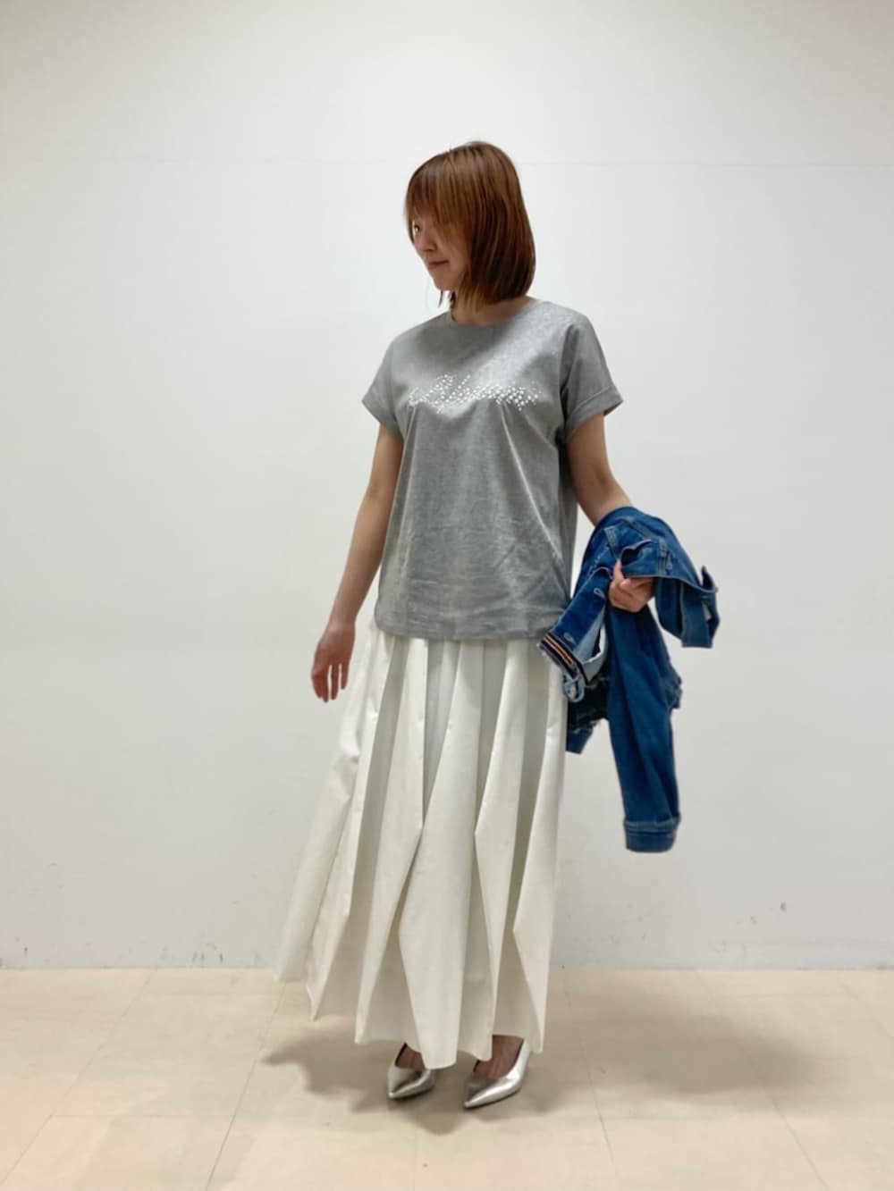 シルバー系のパンプス、グレー系のTシャツ/カットソーを着用したレディースの春コーディネートの2枚目の写真
