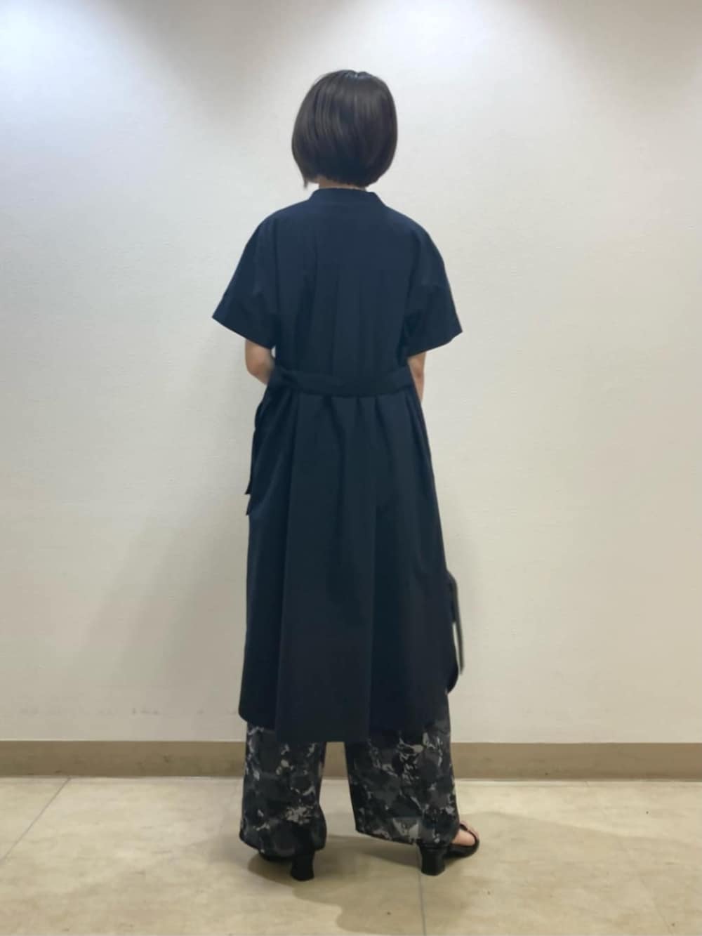 ブルー系のTシャツ/カットソー、ブルー系のその他パンツを着用したレディースの春コーディネートの5枚目の写真